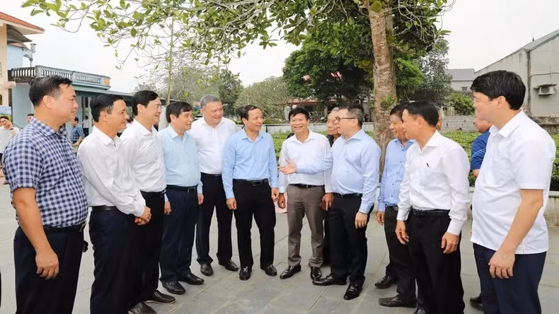 各位代表在寻根之旅活动中交流。