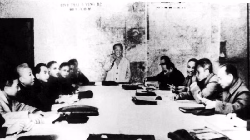 面对重大战略机遇和军事政治条件基本充足的形势，1974年10月，中央政治局召开会议，讨论解放南方的战略计划。 （图片来源：越通社）