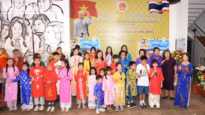 庆安越南语小学师生表演的颂扬胡志明主席的文艺节目。 庆安越南语小学师生表演的颂扬胡志明主席的文艺节目。