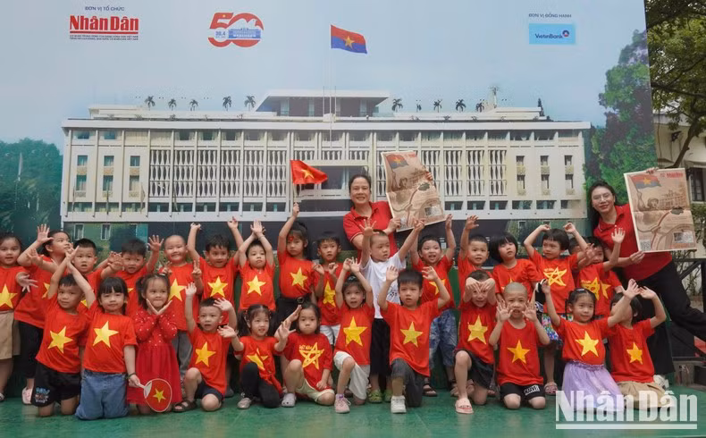 八月幼儿园的小朋友们身穿进行红旗的国旗衫，兴高采烈地在参观展览时合影留念。