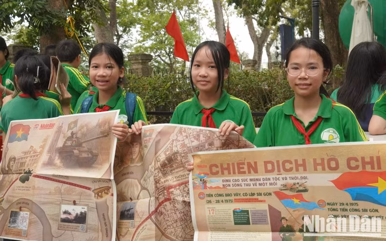 阮知方学校6A5班的学生们兴奋地展示着他们有意义的礼物。