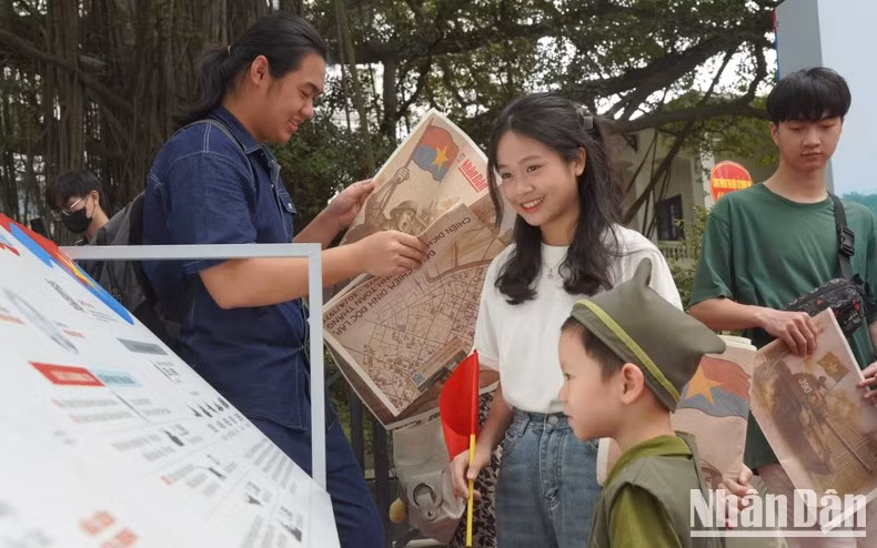 许多家庭带孩子来了解4月30日的意义。