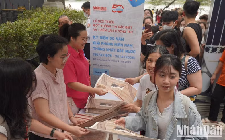 《人民报》增派人员发放特刊，更好地服务读者。