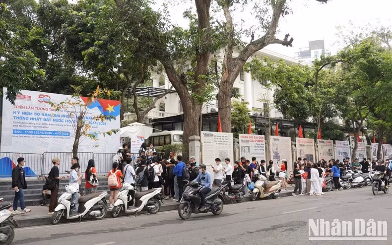 还剑湖畔的互动展览以优越的地理位置和丰富的内容吸引了众多观众驻足参观。