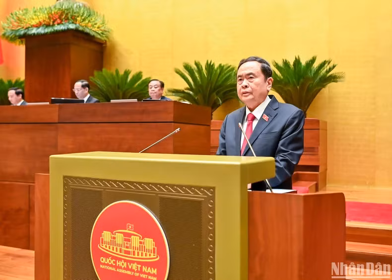越南国会主席陈青敏发表讲话。