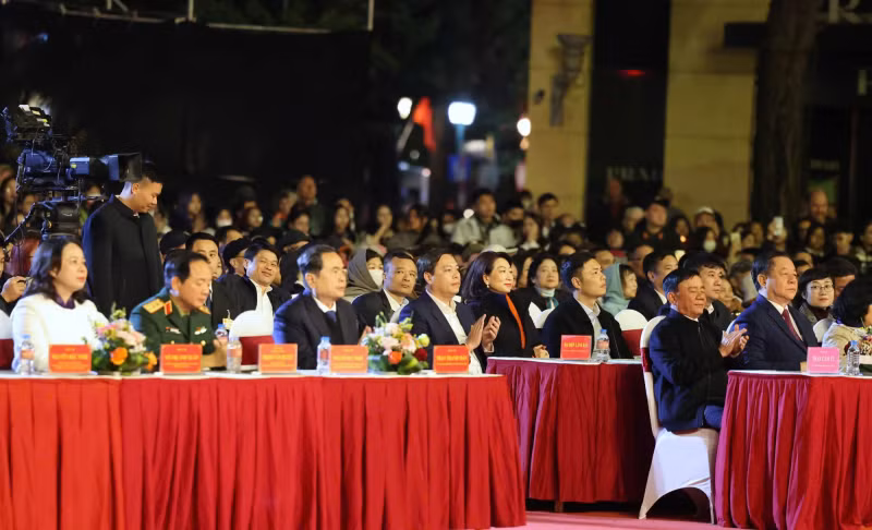 国会主席陈青敏出席“95周年·照亮前行之路的光辉”文艺演出。