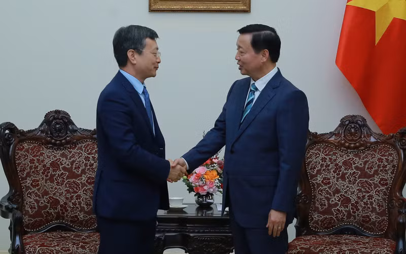 越南政府副总理陈红河会见中国土木工程集团有限公司总经理陈思昌。（图片来源：VGP）