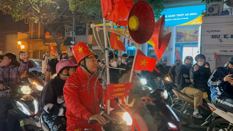 越南各地人民纷纷涌出街头 喜庆越南球队取得胜利【组图】