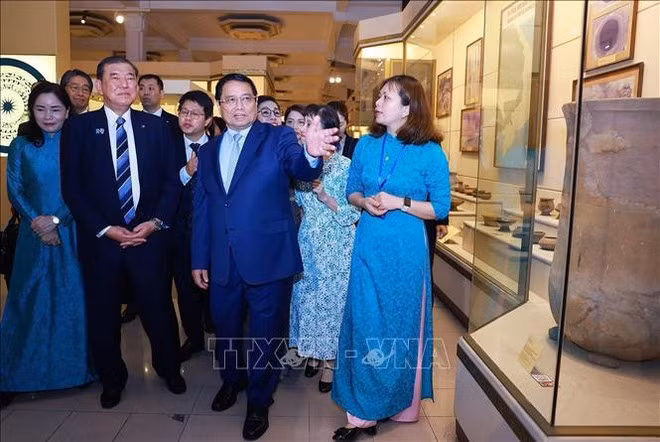 越南政府总理范明正夫妇与日本首相石破茂夫妇参观越南国家历史博物馆。（图片来源：越通社）