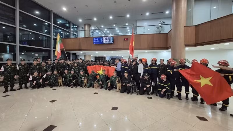 越南国防部与公安部联合救援队106人抵达仰光国际机场。（图片来源：越通社）