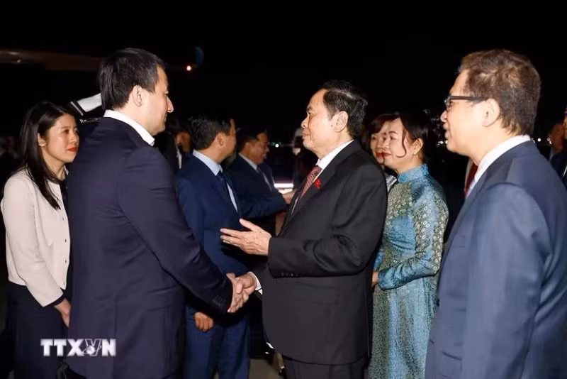 国会主席陈青敏与夫人离开乌兹别克斯坦，乌兹别克斯坦共和国副总理贾姆希德·阿卜杜哈基莫维奇·霍贾耶夫以及乌方代表到机场送行。（图片来源：越通社）