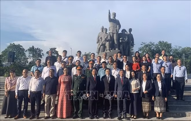 越老两国代表前往甘蒙省越老战斗联盟纪念碑敬香。（图片来源：越通社）