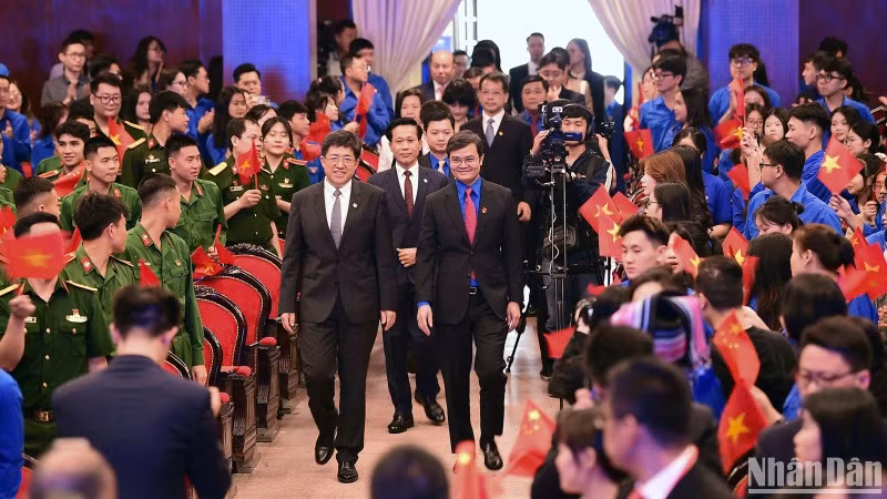 胡志明共青团中央书记处第一书记裴光辉和中国共青团中央书记处第一书记阿东共同出席活动。