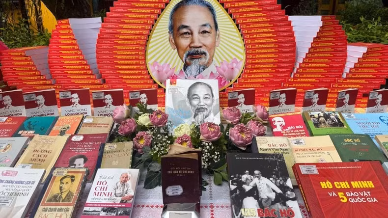 此展展示有关胡志明主席的书籍。 此展展示有关胡志明主席的书籍。