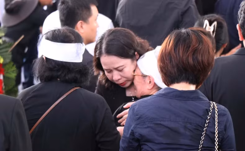 国家副主席武氏映春向原国家主席陈德良表达深切的哀悼之情。