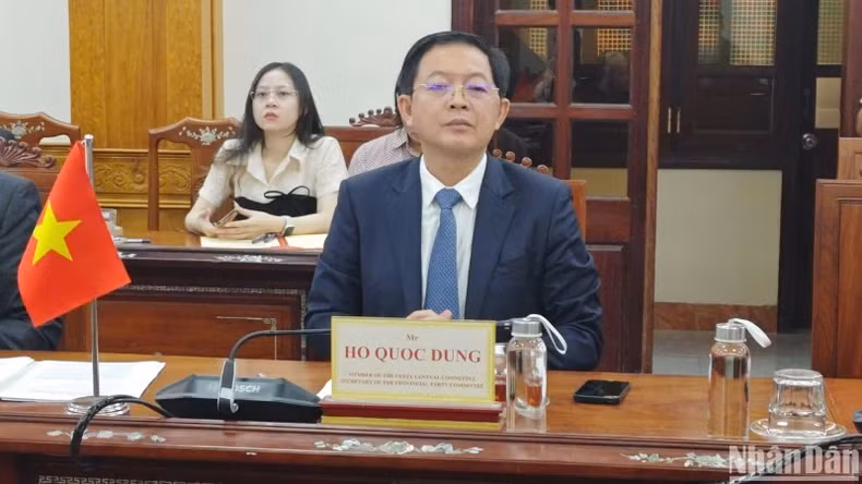 平定省省委书记胡国勇在仪式上致辞。
