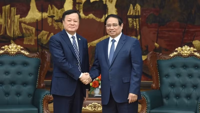 范明正总理会见中国商用飞机有限责任公司董事长贺东风。（陈海摄）