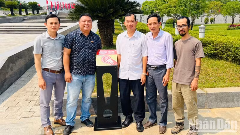 配备NFC芯片（无线通信技术）的智能信息牌在越南英雄母亲雕像群体安装。