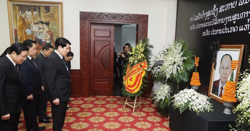 国家主席梁强前往老挝驻越南大使馆吊唁坎代·西潘敦同志逝世。（图片来源：越通社）
