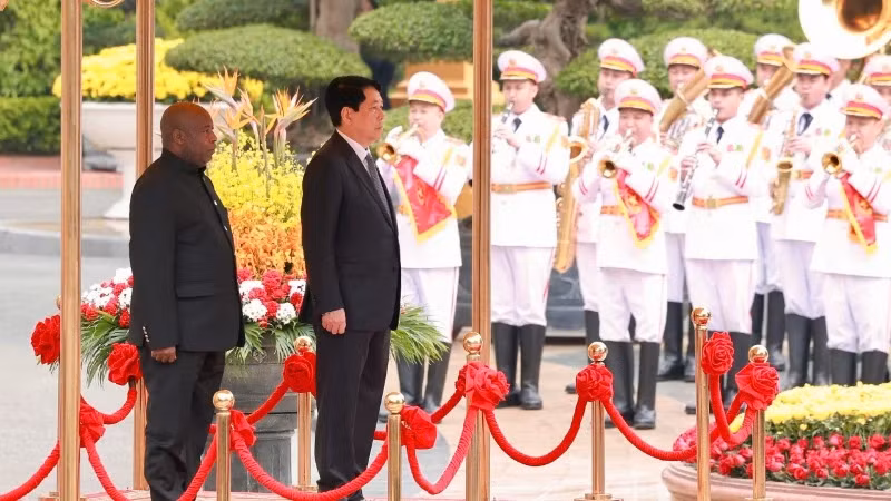 国家主席梁强举行仪式 欢迎布隆迪总统恩达伊施米耶访越。（水源 摄）