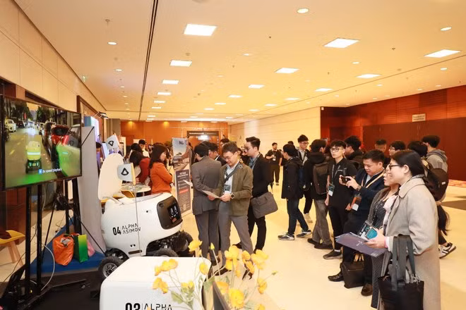 2025年国际人工智能与半导体会议框架下设立的展位介绍国内外人工智能和半导体技术。（图片来源：越通社）