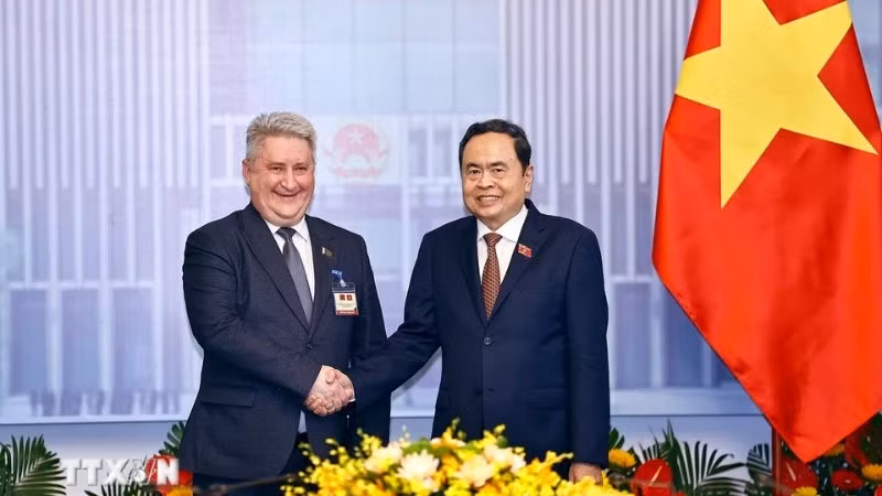 国会主席陈青敏会见白俄罗斯共和国下议院副议长瓦季姆·伊帕托夫。（图片来源：越通社）