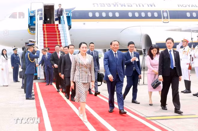 泰国总理佩通坦抵达河内， 开始对越南进行正式访问。（图片来源：越通社）