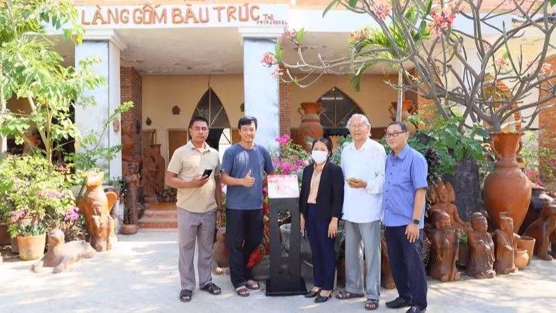 在宁福县福民镇宝竹（Bàu Trúc）陶瓷合作社安装智能互动站。