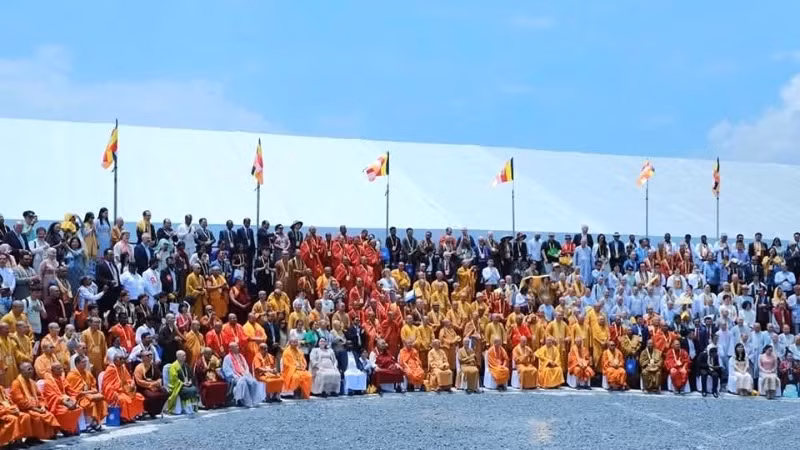 出席2025年卫塞节的代表们合影留念。（图片来源：VESAK 2025）