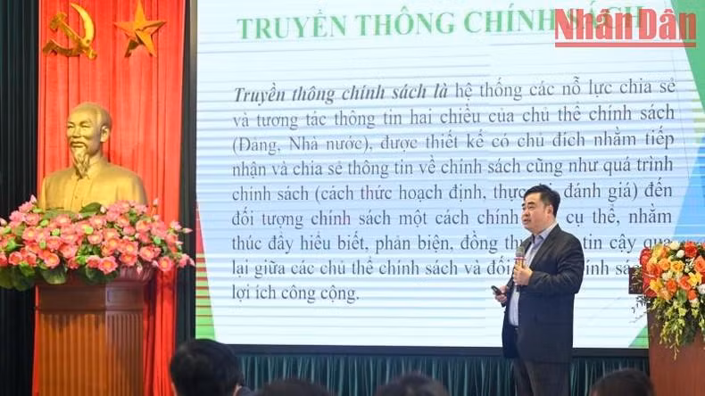 越南国家政治真理出版社社长、总编辑范明俊副教授、博士在会上发表演讲。