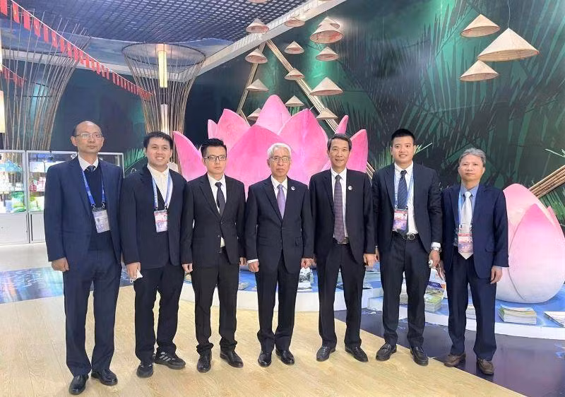 越南驻中国大使范星梅（中间）参观越南商品展区。