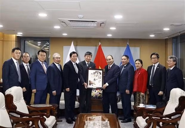 越南国家主席阮春福会见韩越友好组织和友好人士代表。(图片来源:越通社) 越南国家主席阮春福会见韩越友好组织和友好人士代表。(图片来源:越通社)
