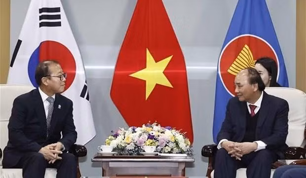 越南国家主席阮春福在会见越南李氏家族代表。（图片来源：越通社）