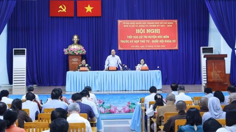 阮春福主席与选民接触活动。
