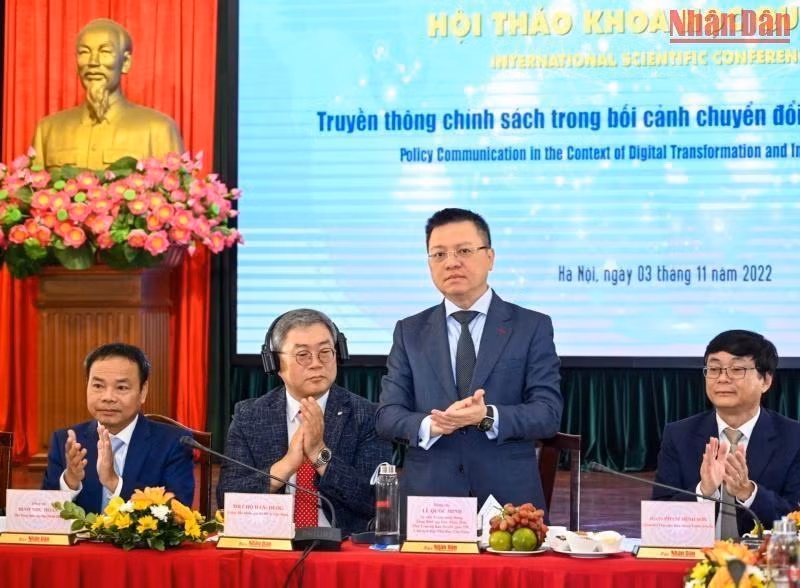 越南《人民报》社总编辑黎国明等代表主持研讨会。（图片来源：维灵 摄）