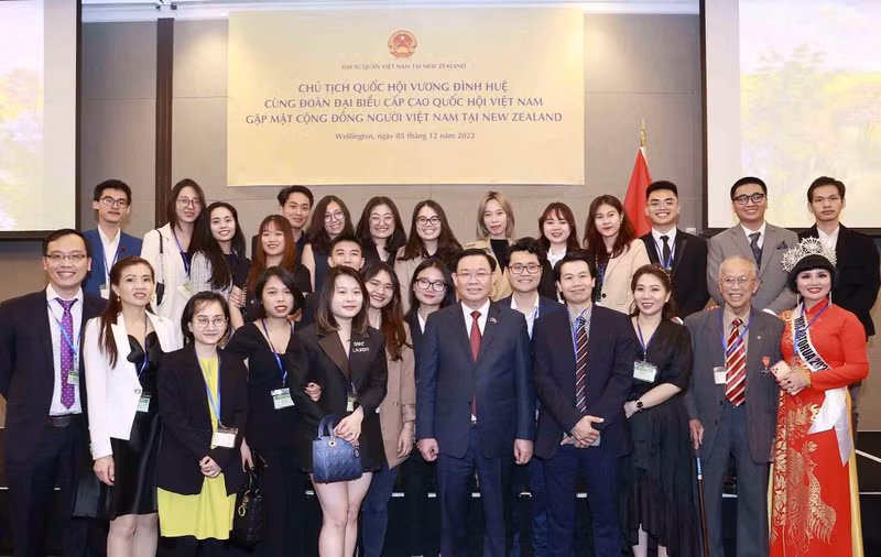 越南国会主席王廷惠与旅居新西兰越南人代表。（图片来源：越通社）