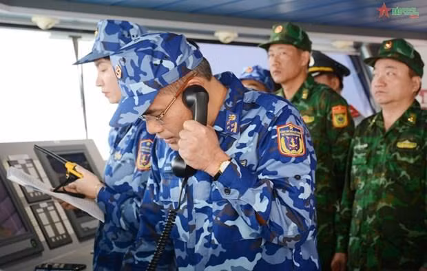 梁高凯大校与中国海警通电话。（图片来源：《人民军队报》）