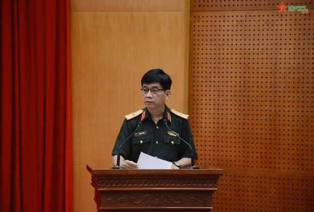 越南维和局局长黄金凤少将在开班仪式上发言。（图片来源：《人民军队报》）