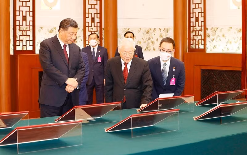 两位总书记共同见证双方各各领域达成的13份合作文件。（图源：越通社）