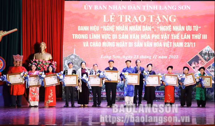 北江省领导人向各位“人民艺人”赠送鲜花并授予称号。
