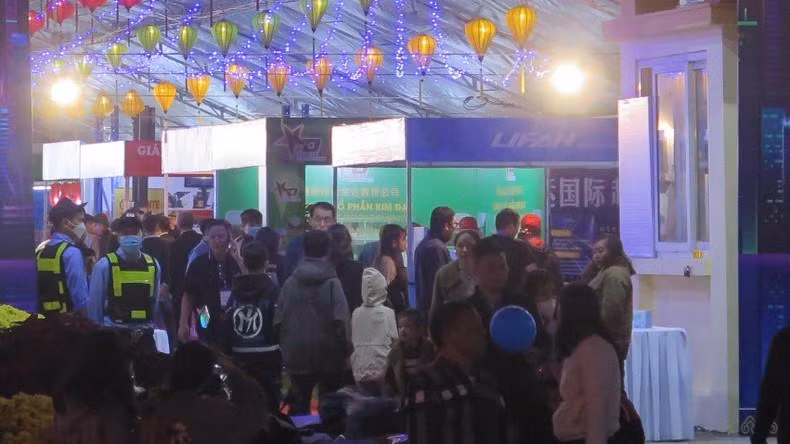2022年越中国际商品交易会吸引众多人民前来参观购买。 2022年越中国际商品交易会吸引众多人民前来参观购买。