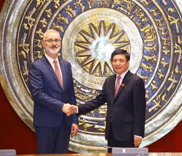 越南国会秘书长、国会办公厅主任裴文强与匈牙利国会办公厅主任乔尔吉。（图片来源：越通社）