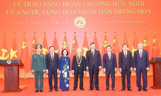 越共中央总书记阮富仲与中共中央总书记、中华人民共和国主席习近平同越南高级代表团合影。（图片来源：越通社）