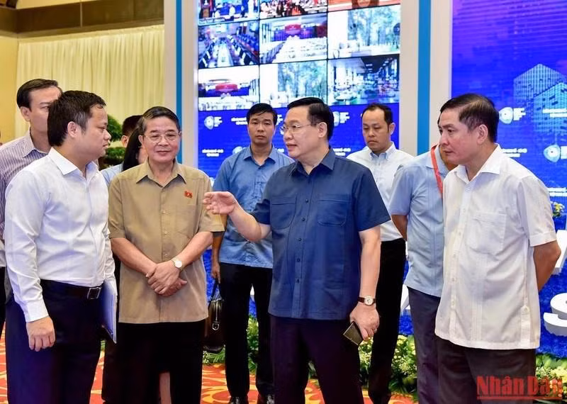 国会主席王廷惠同与会代表交流。