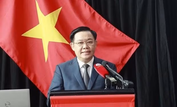 越南国会主席王廷惠在论坛上发言。（图片来源：越通社）