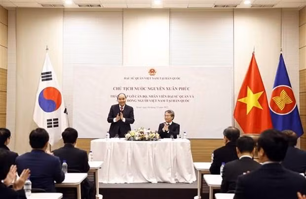 越南国家主席阮春福会见旅韩越南人代表。(图片来源:越通社) 越南国家主席阮春福会见旅韩越南人代表。(图片来源:越通社)