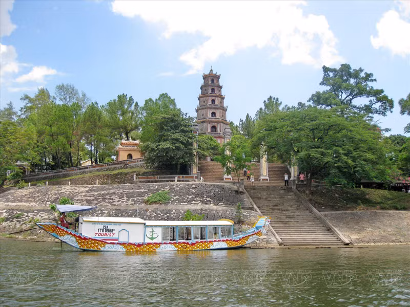 天姥寺位于河溪山丘，面向充满诗意的香江。（图片来源：《越南画报》）