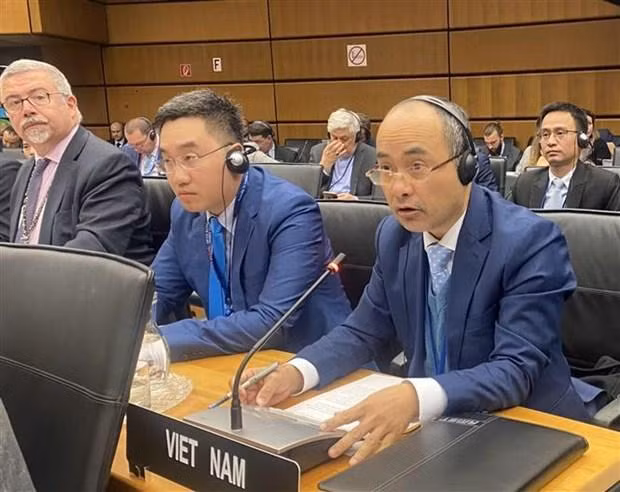 越南常驻国际原子能机构代表阮忠坚大使在会议上发表讲话。 越南常驻国际原子能机构代表阮忠坚大使在会议上发表讲话。