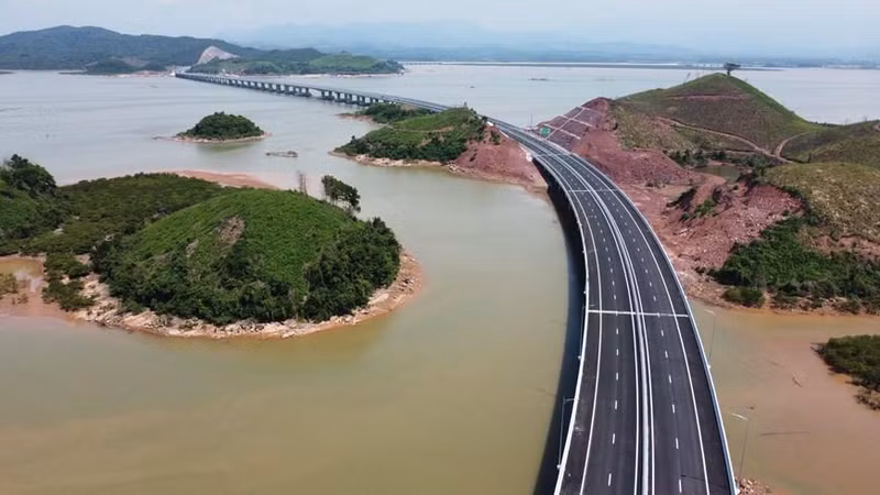 云屯-芒街高速公路上的云仙桥长达1.5公里，将云屯县和仙安县连接起来。（图片来源：越通社）