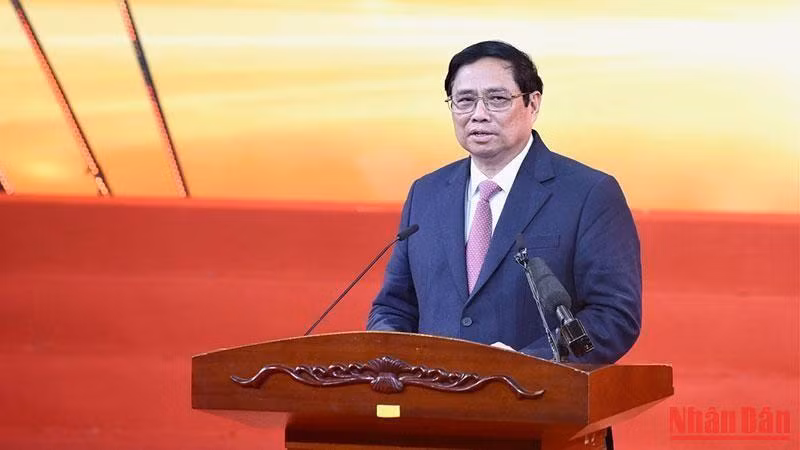 越共中央政治局委员、越南政府总理范明政在河内出席2022年越南十名优秀企业家表彰大会。